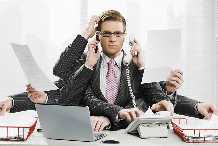 Иллюстрация перехода от хаоса к автоматизированному управлению продажами